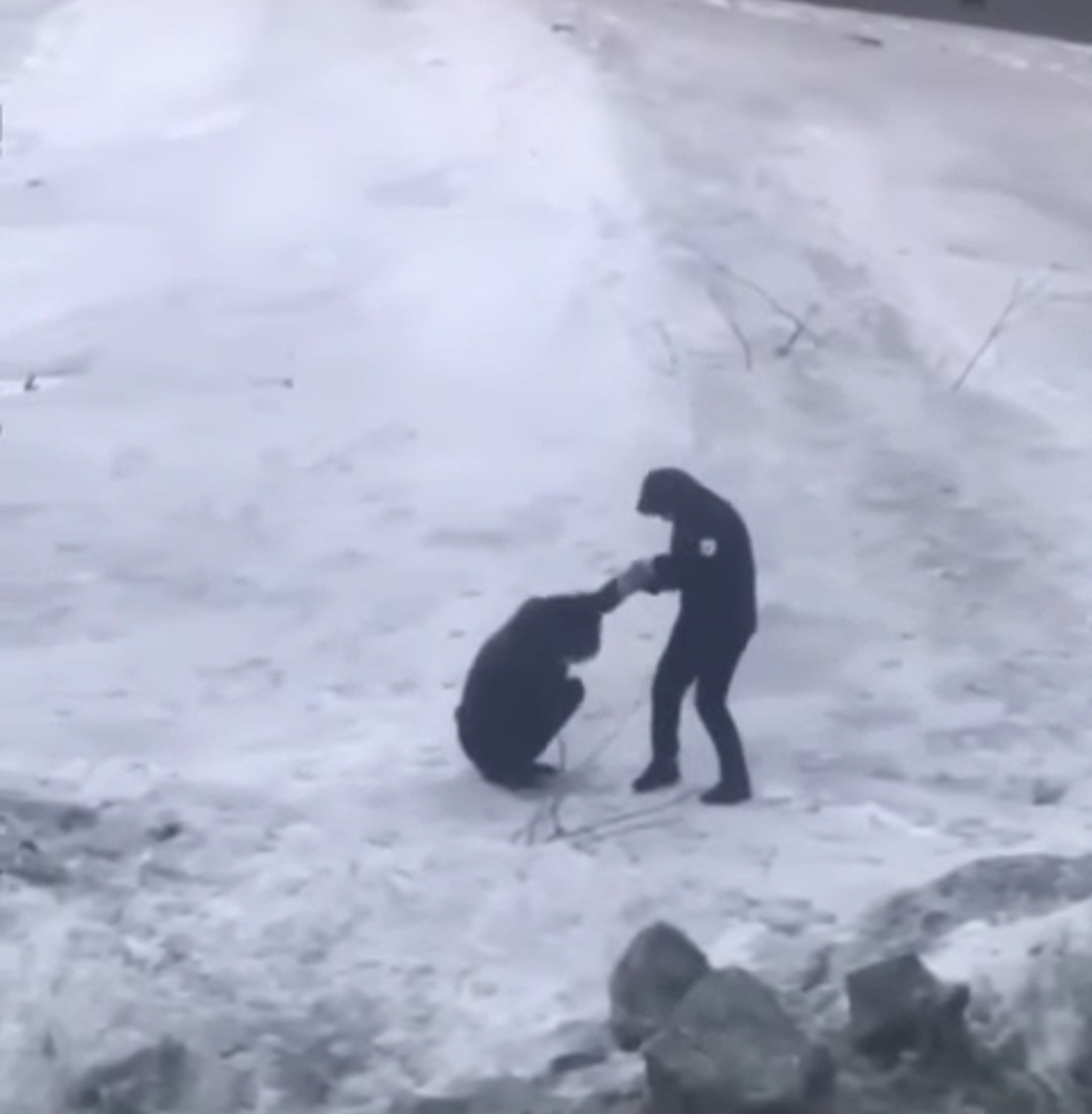 Жители Уфы во дворах проваливаются под снег 