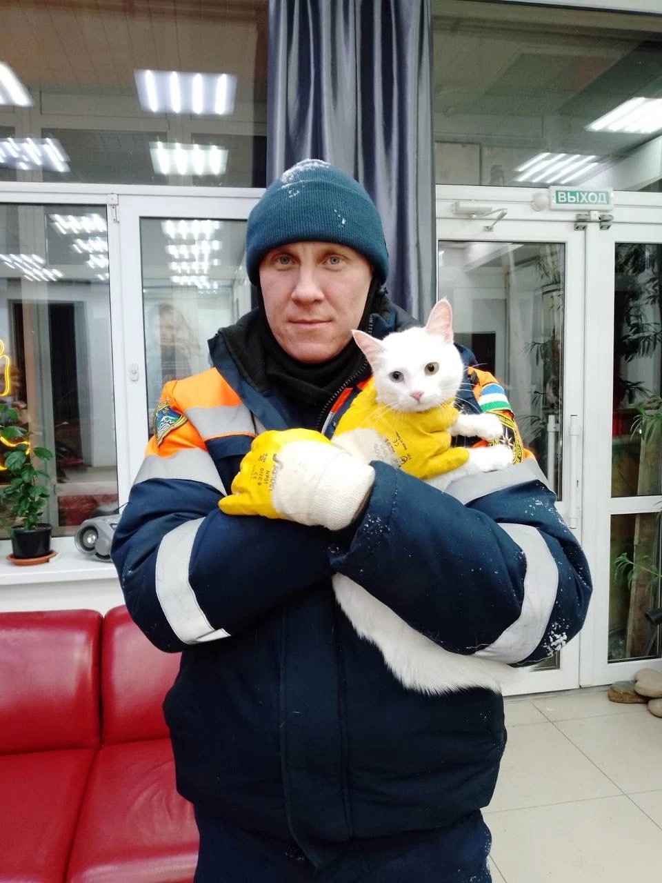 В Уфе спасателям пришлось экстренно разбирать кровлю парикмахерской 