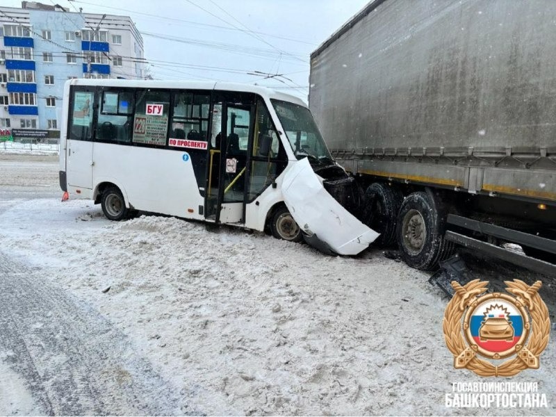  В Уфе пассажирский автобус врезался в грузовик