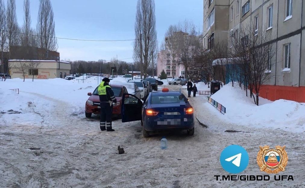 В Уфе водитель сдавая назад едва не убил пожилого пешехода