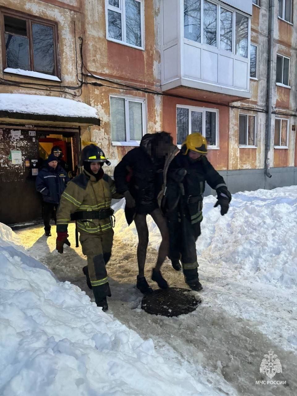В Уфе из горящей квартиры спасли двух человек