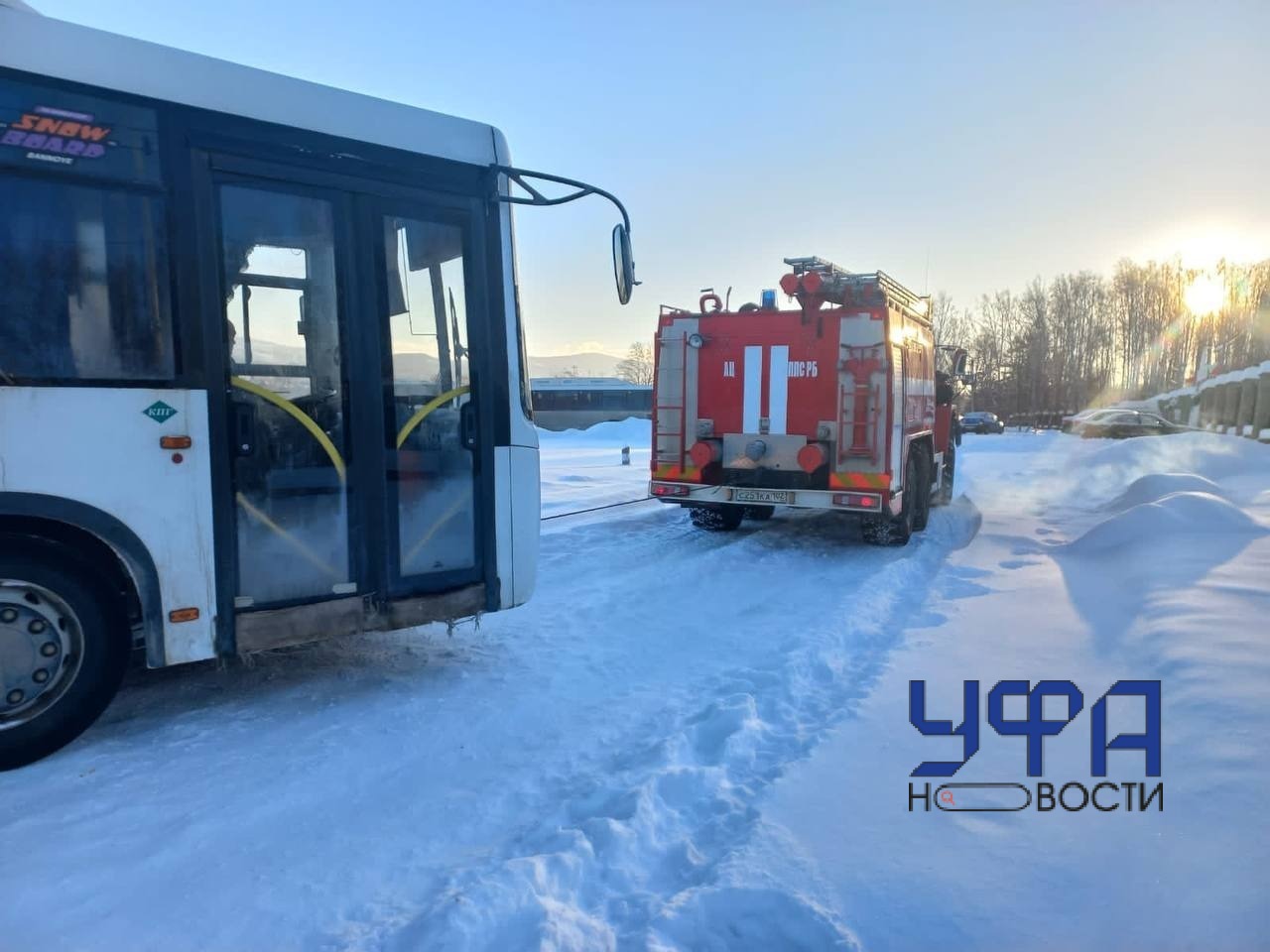 Пожарные в Башкирии вытащили из снежного плена автобус с детьми
