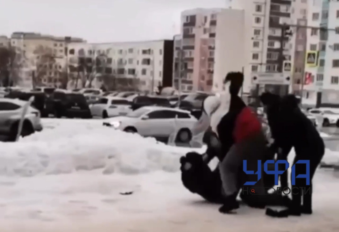 Забили мужчину: в Уфе иностранцы напали на прохожего. Видео 