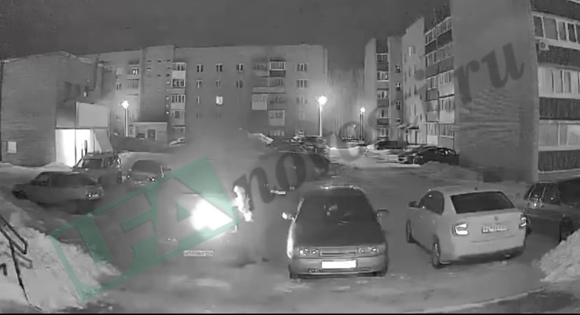 В Башкирии злоумышленник поджег чужой автомобиль прямо под прицелами камер