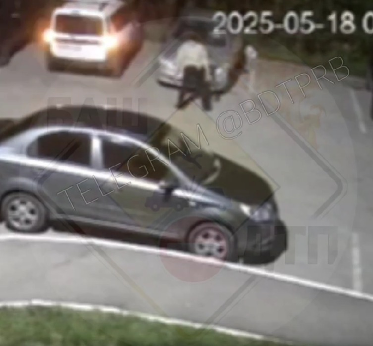 В Уфе женщина разбила кирпичом припаркованную машину