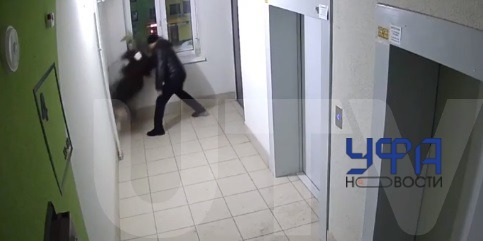 Житель Уфы устроил погром в своем подъезде 