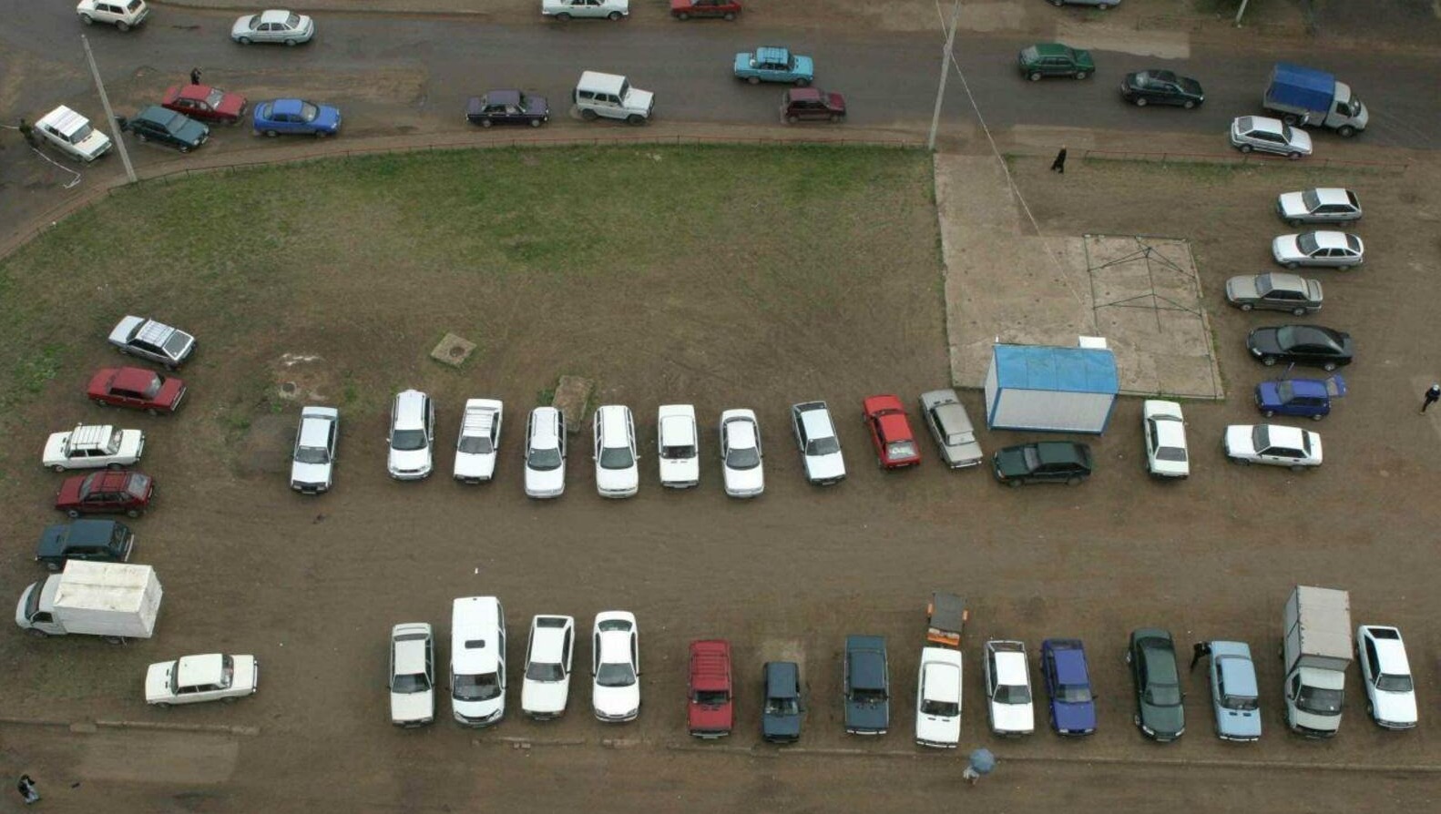 В Башкирии за парковку на газонах оштрафовали 37,6 тысяч автовладельцев