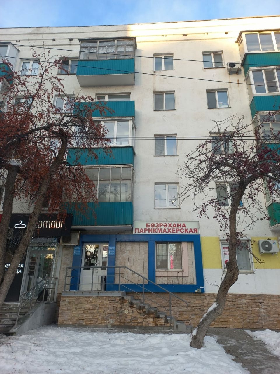 В Уфе ребенка едва не убило куском льда
