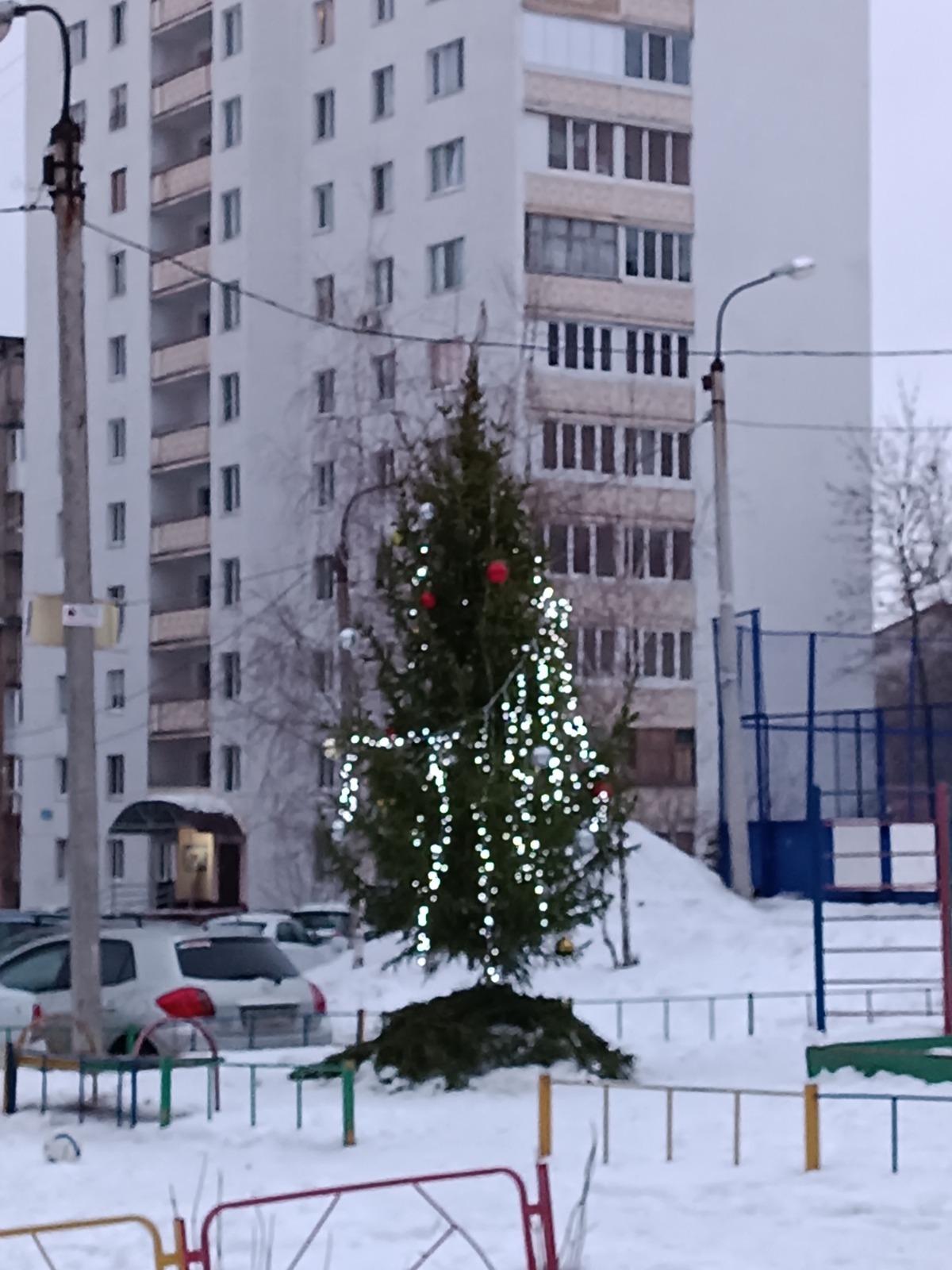 Жители Уфы пожаловались на украшения дворов к новому году 