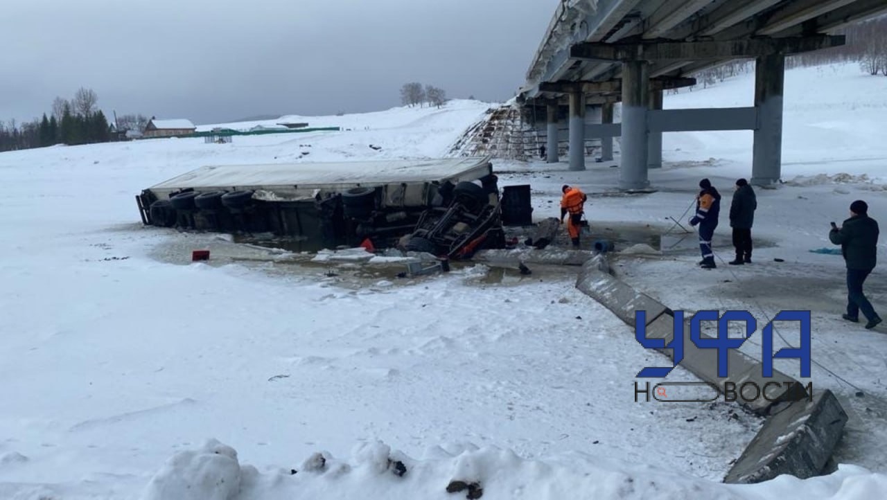 В Башкирии фура слетела с моста: водитель погиб
