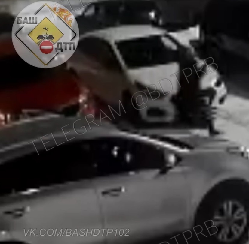Нетрезвая жительница Башкирии разнесла лопатой чужой автомобиль