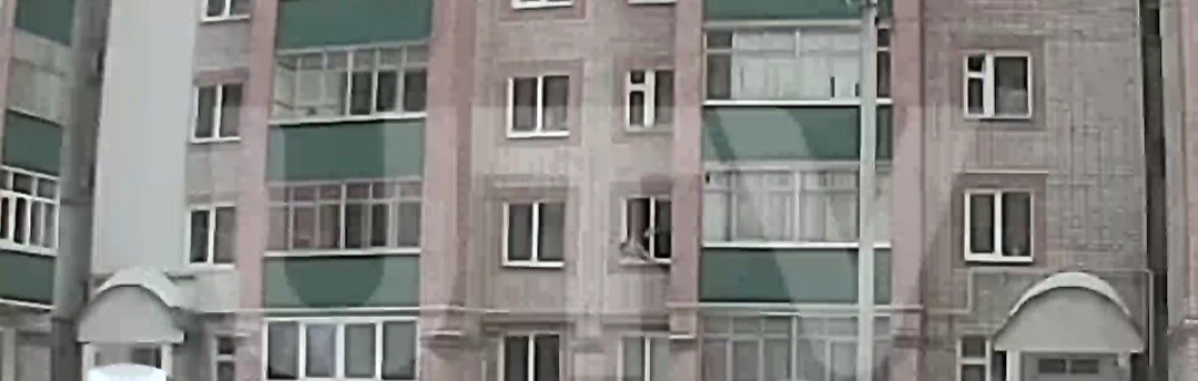 В Башкирии полуголый мужчина вышел через окно и напал на прохожих (видео)