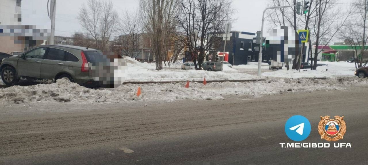 Сбил на зеленом сигнале светофора: в Уфе госпитализирована молодая девушка 